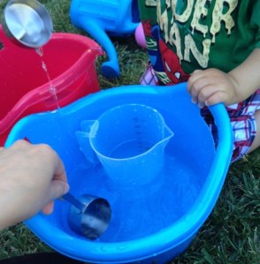 Pasando el agua de un cubo a otro.
