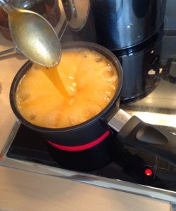 ¡Mira cómo sube! Aquí solo hay 2 cdas y 2 tazas de agua.